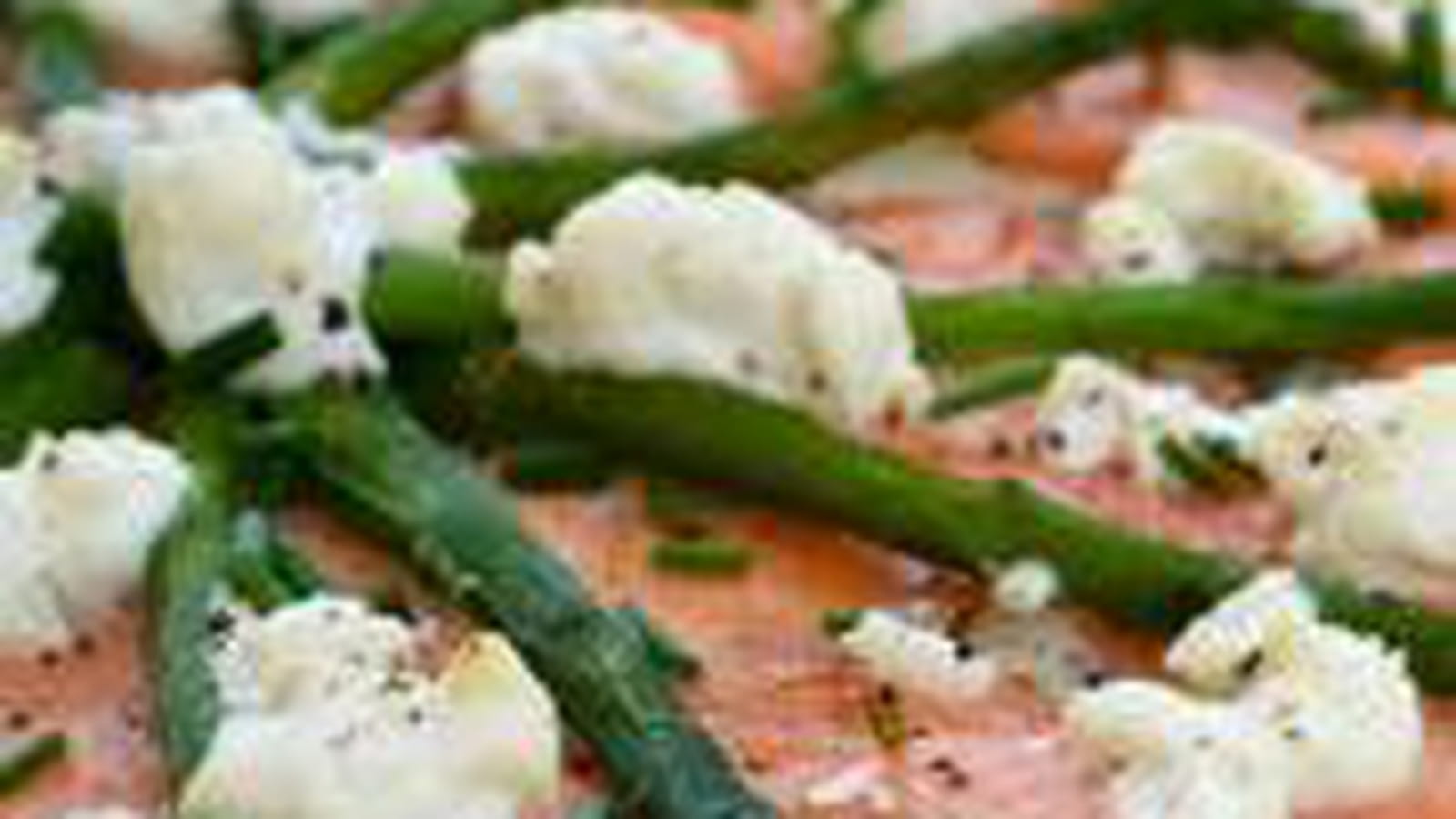 Pizza à la ricotta, saumon fumé et asperges vertes