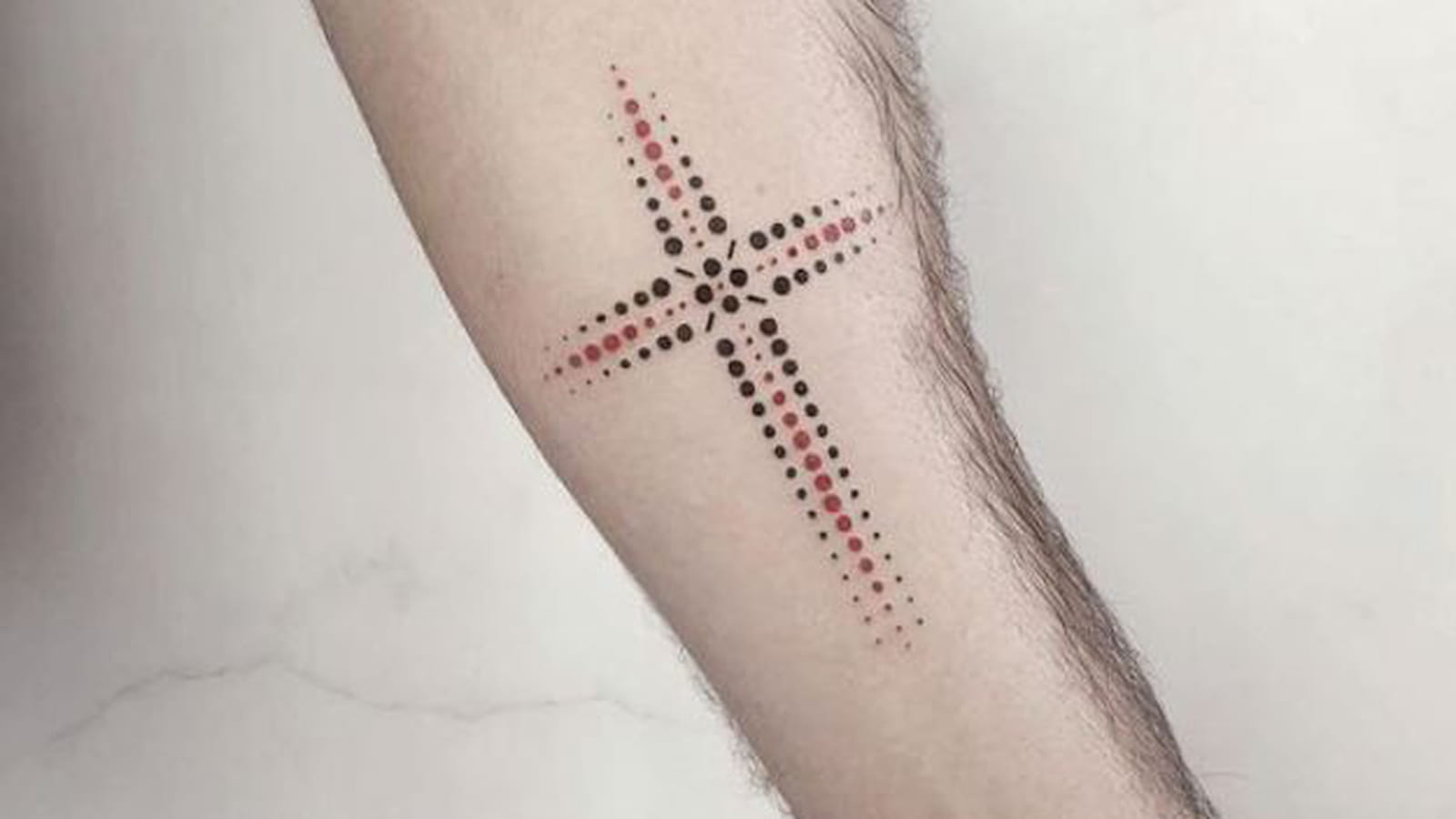 Croix et ronds sur l'avant-bras