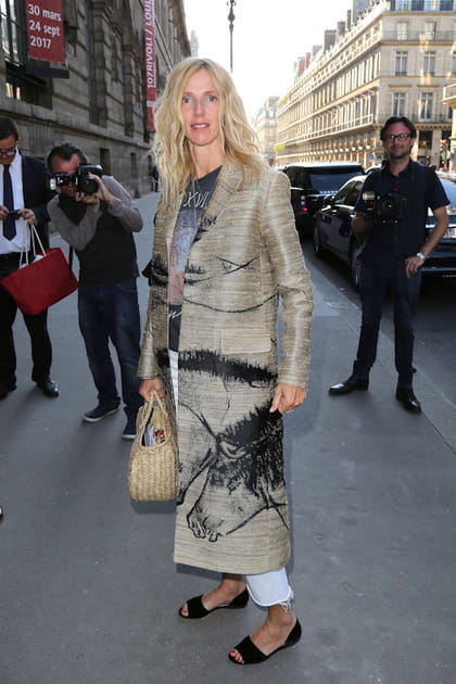 Sandrine Kiberlain en manteau imprimé