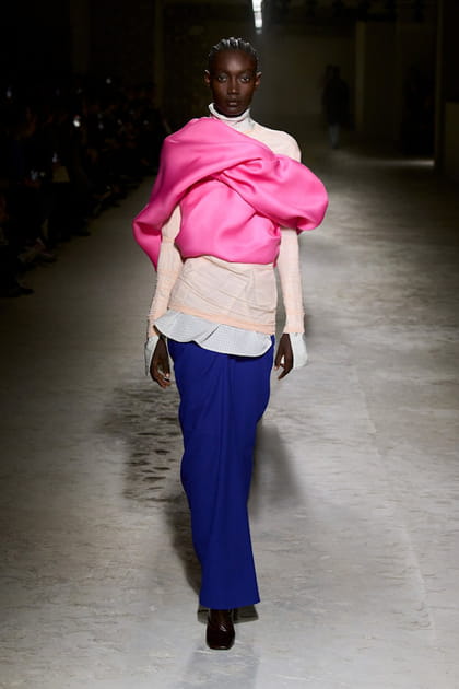 Tops superposés et pantalon bleu électrique aperçus sur le défilé Dries Van Noten