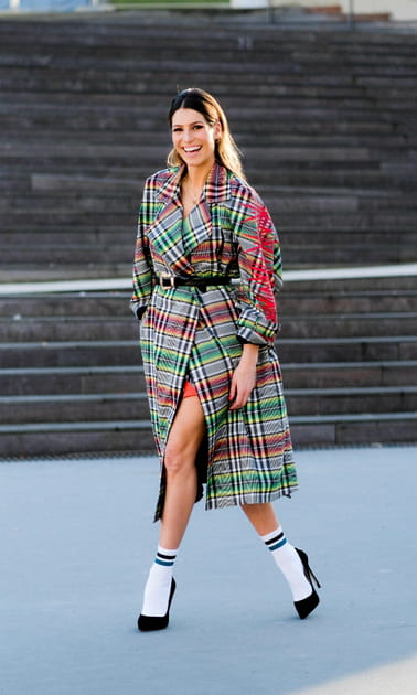 Laury Thilleman en manteau color&eacute; &agrave; carreaux