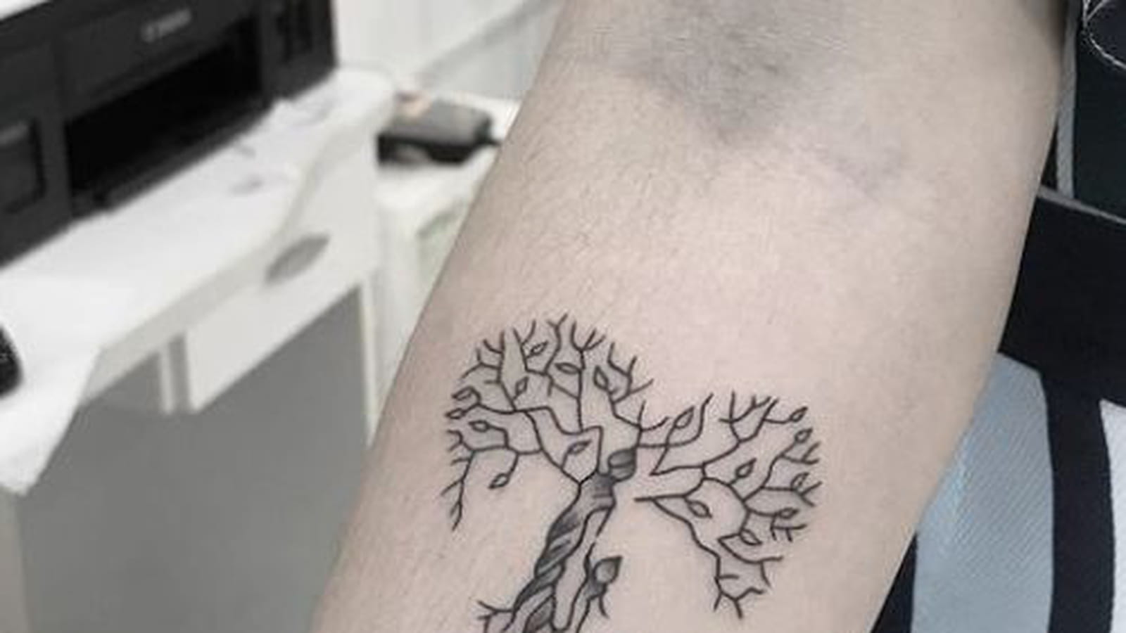 Arbre de vie et coeur sur l'avant-bras
