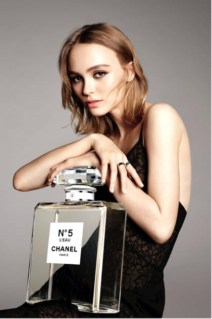 Lily-Rose Depp pose pour Chanel