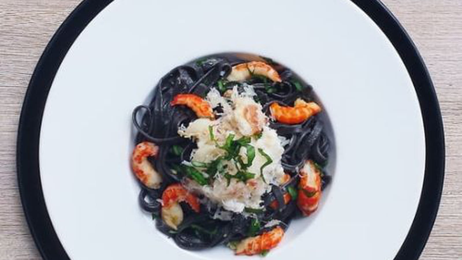 Linguine à l'encre de seiche, écrevisses, crabe et piment
