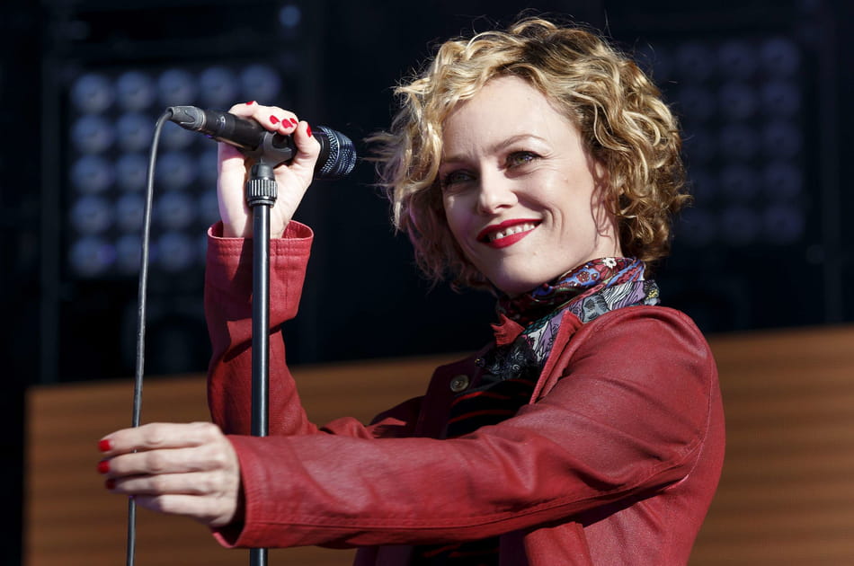 Vanessa Paradis, admirable avec ses boucles rock
