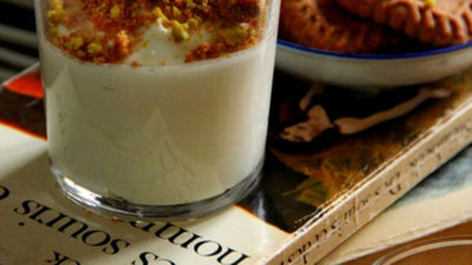 Verrines au yaourt, Spéculoos, chocolat blanc et pistaches