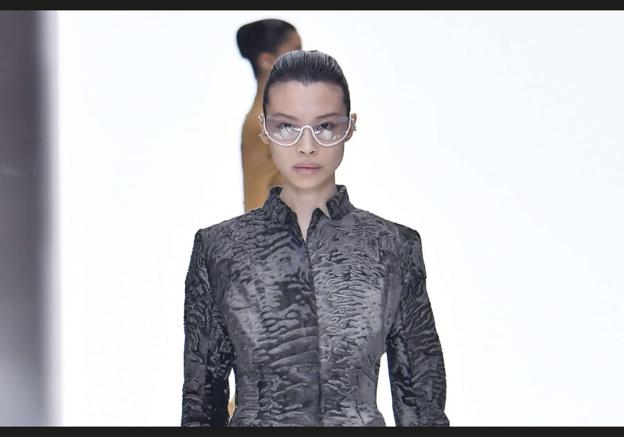 Le chignon futuriste de Fendi