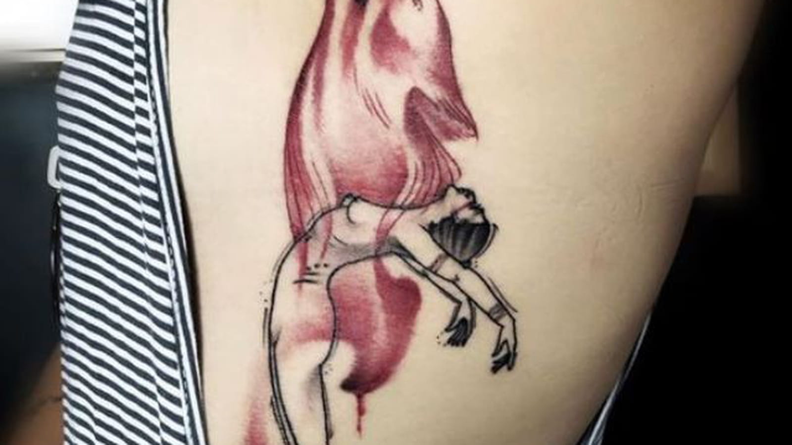 Loup rouge sur le flanc