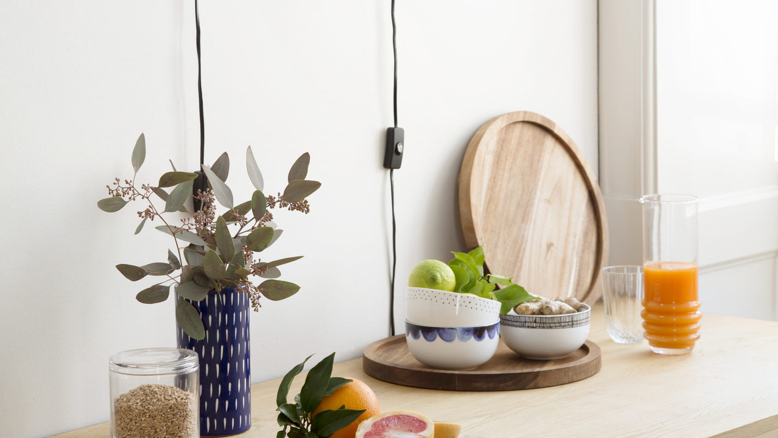 Lampe murale et plateau en bois