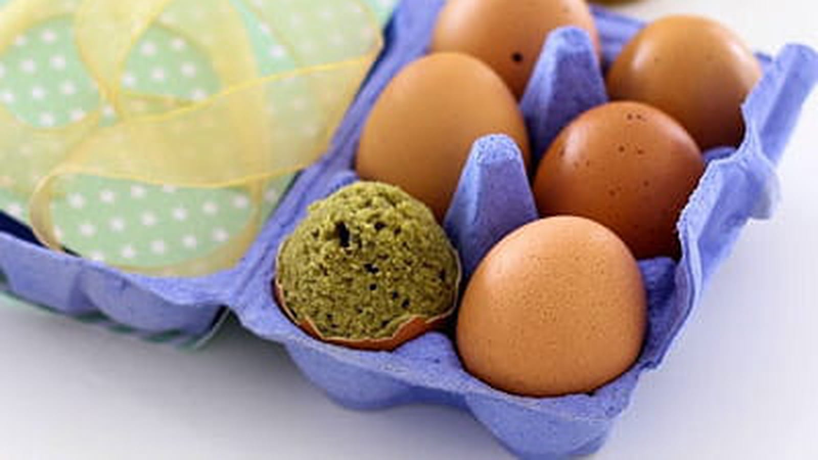 Gâteau matcha et pétites de chocolat dans une coquille d'oeuf