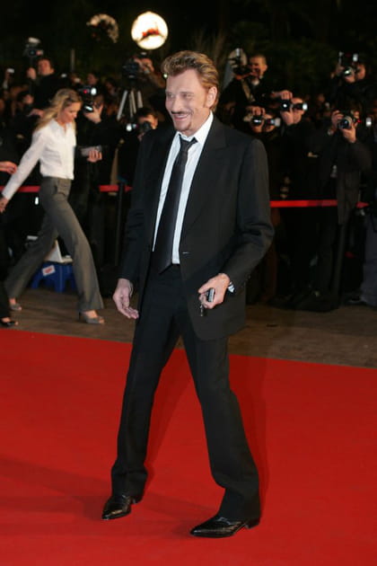 Johnny Hallyday en ensemble de costume noir