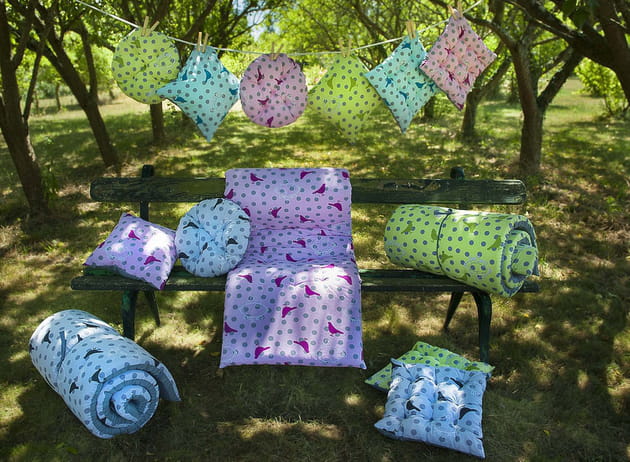 Des coussins et un matelas extérieurs poétiques