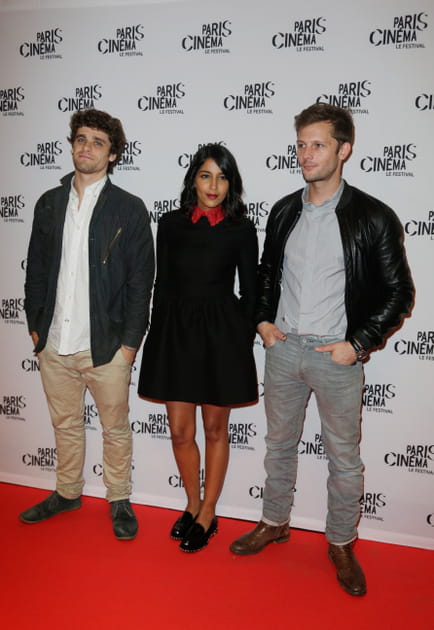 Le&iuml;la Bekhti en robe noire &agrave; col claudine rouge et mocassins