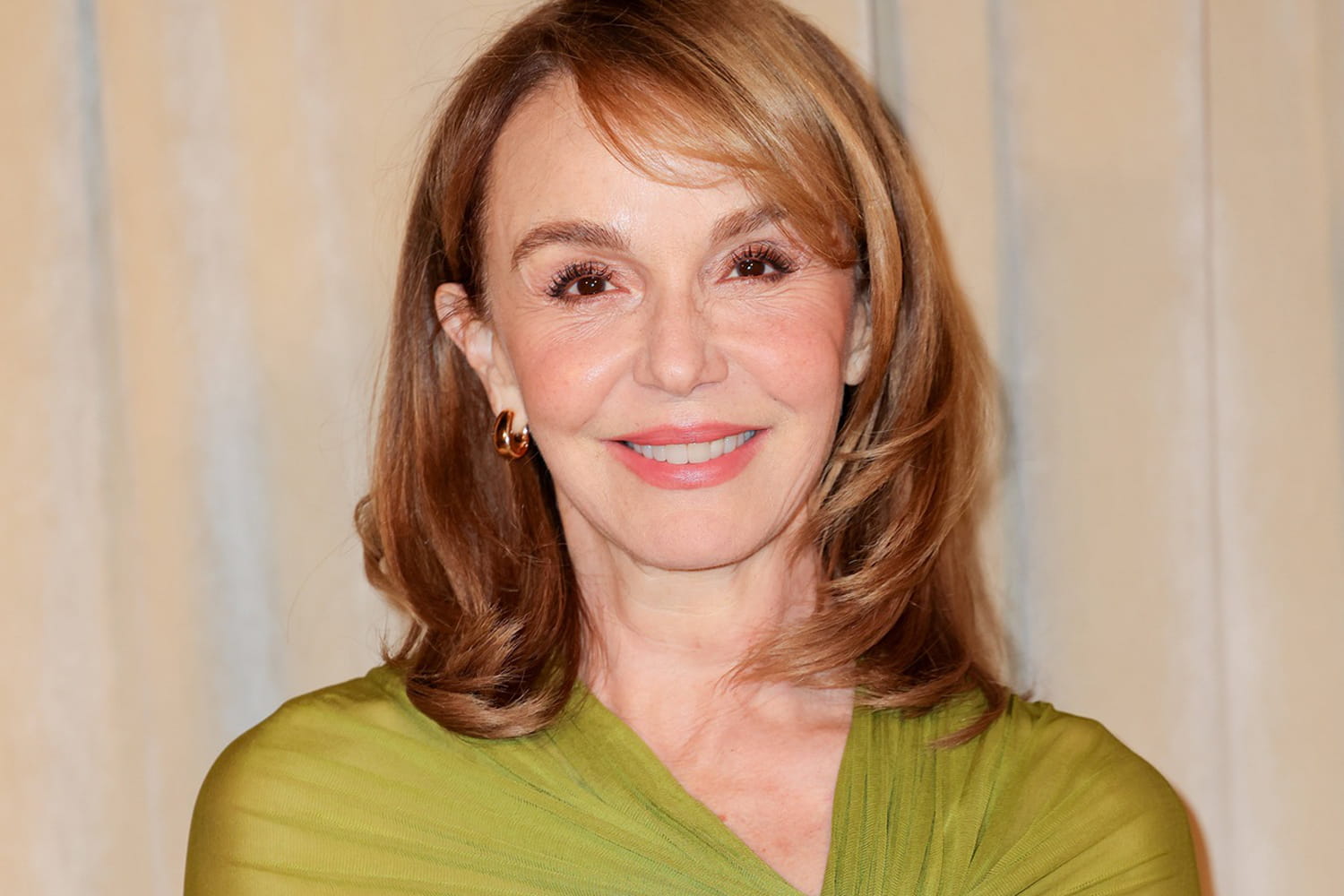 At 62, Philippine Leroy-Beaulieu dares to have a hairstyle that brightens her face and is unanimously appreciated