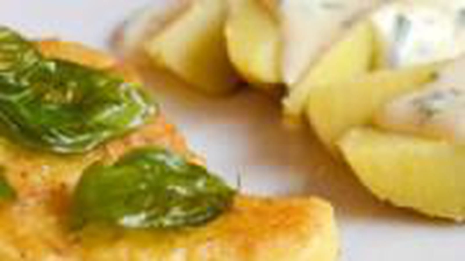 Poulet pané au parmesan, pommes de terre au four et sauce à la ciboulette