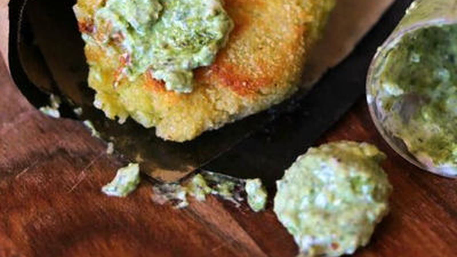Croquettes de riz et fromage sauce verte au piment
