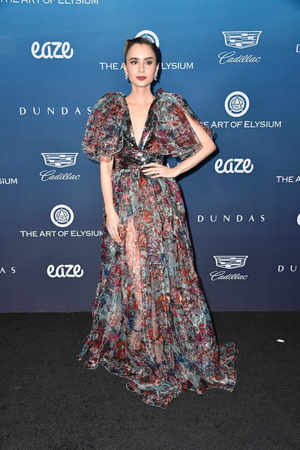 Lily Collins en robe fluide décolletée