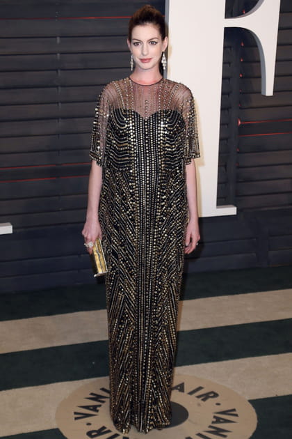 Anne Hathaway en caftan perl&eacute; m&eacute;tallique