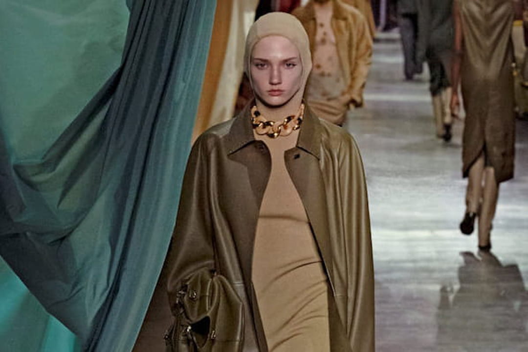 Manteau en cuir, robe beige, cuissardes chocolat et collier à gros ...