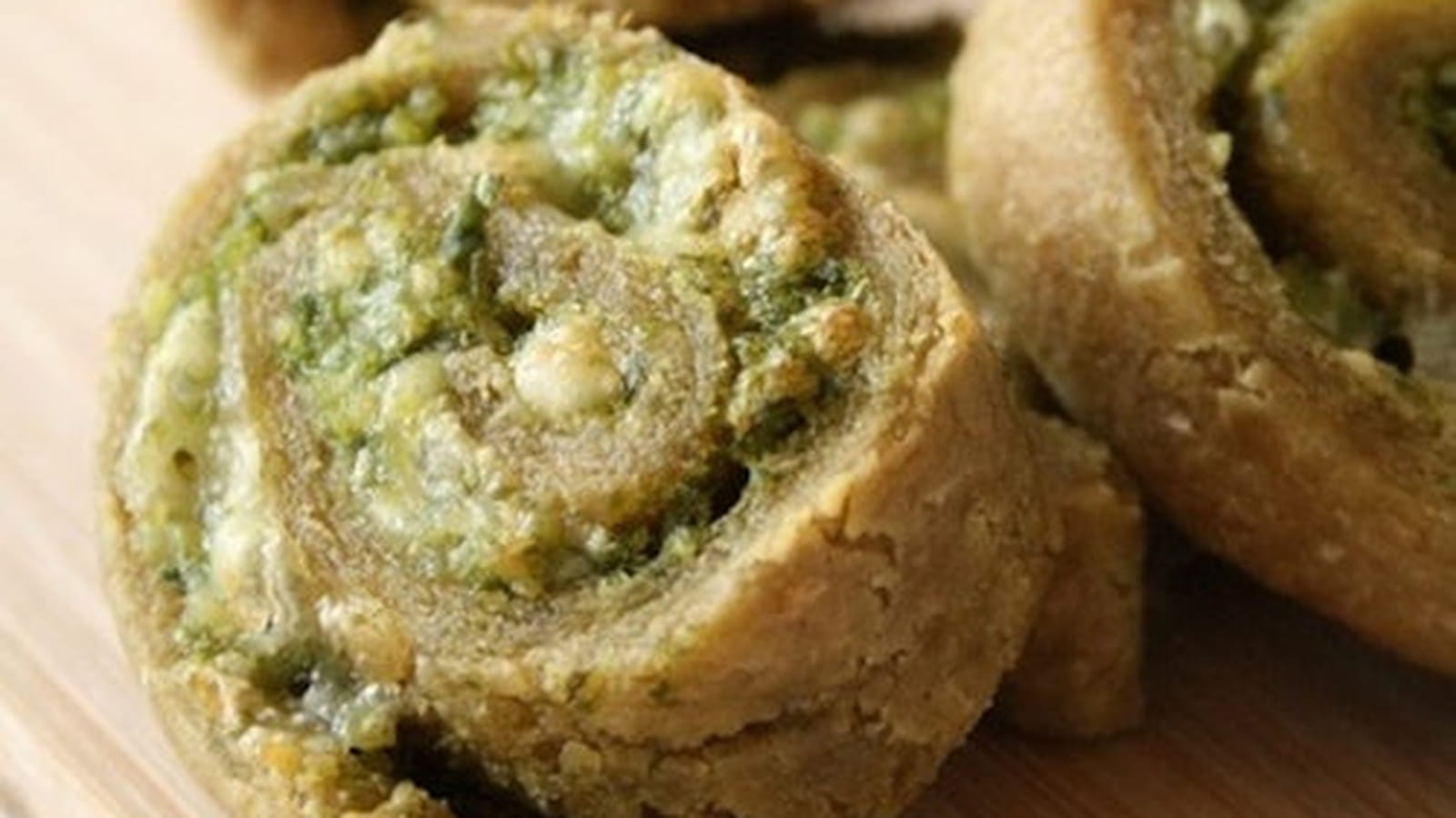 Mini-roulés au pesto d'ail des ours sans gluten et sans oeufs
