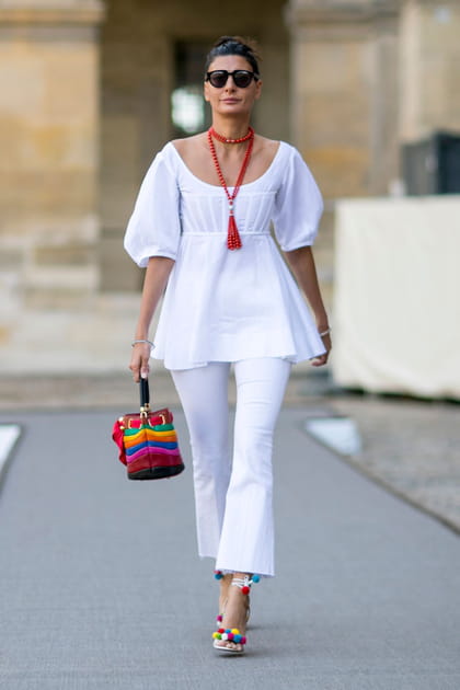 Street style &agrave; Paris : le blanc et multicolore