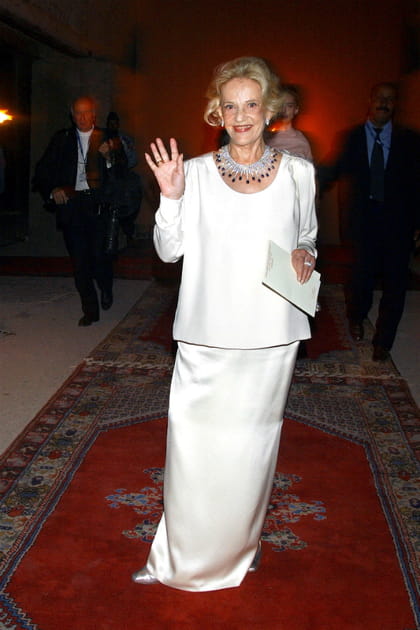 Jeanne Moreau en ensemble immacul&eacute; et ras-de-cou brillant