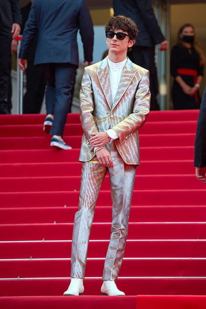 Timothée Chalamet en costume argenté brillant Tom Ford