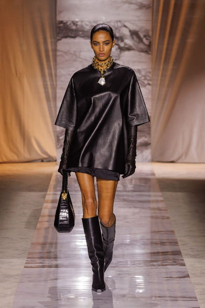 Top en cuir noir, longs gants et minijupe aper&ccedil;us sur le d&eacute;fil&eacute; Roberto Cavalli