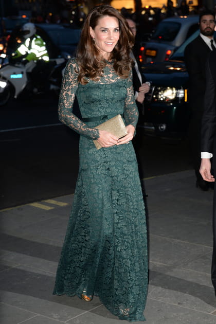 Kate Middleton en robe en dentelle vert bouteille Alice Temperley et sandales Jimmy Choo
