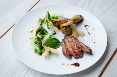 Aiguillettes de pigeon rôties et le foie de canard caramelisé, légumes printaniers en salade