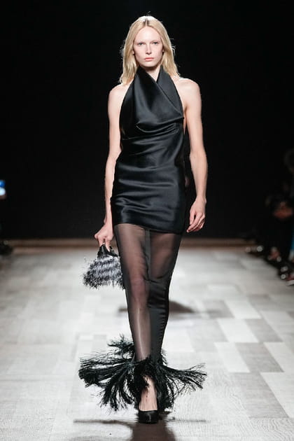 Robe satin&eacute;e noire &agrave; plumes et transparence aper&ccedil;ue sur le d&eacute;fil&eacute; Ferragamo