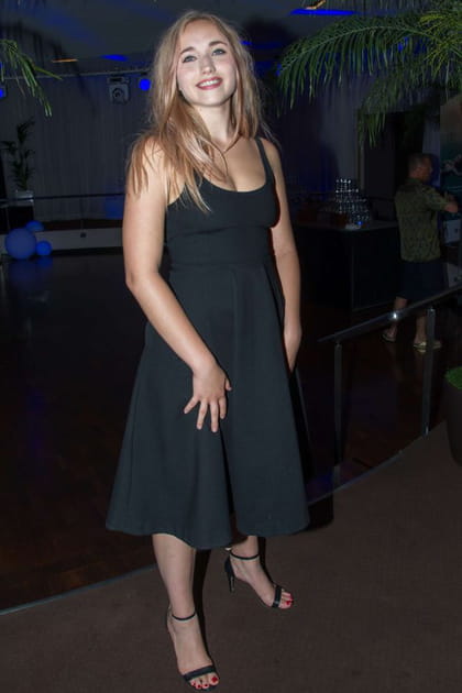 Chloé Jouannet en robe noire à bretelles