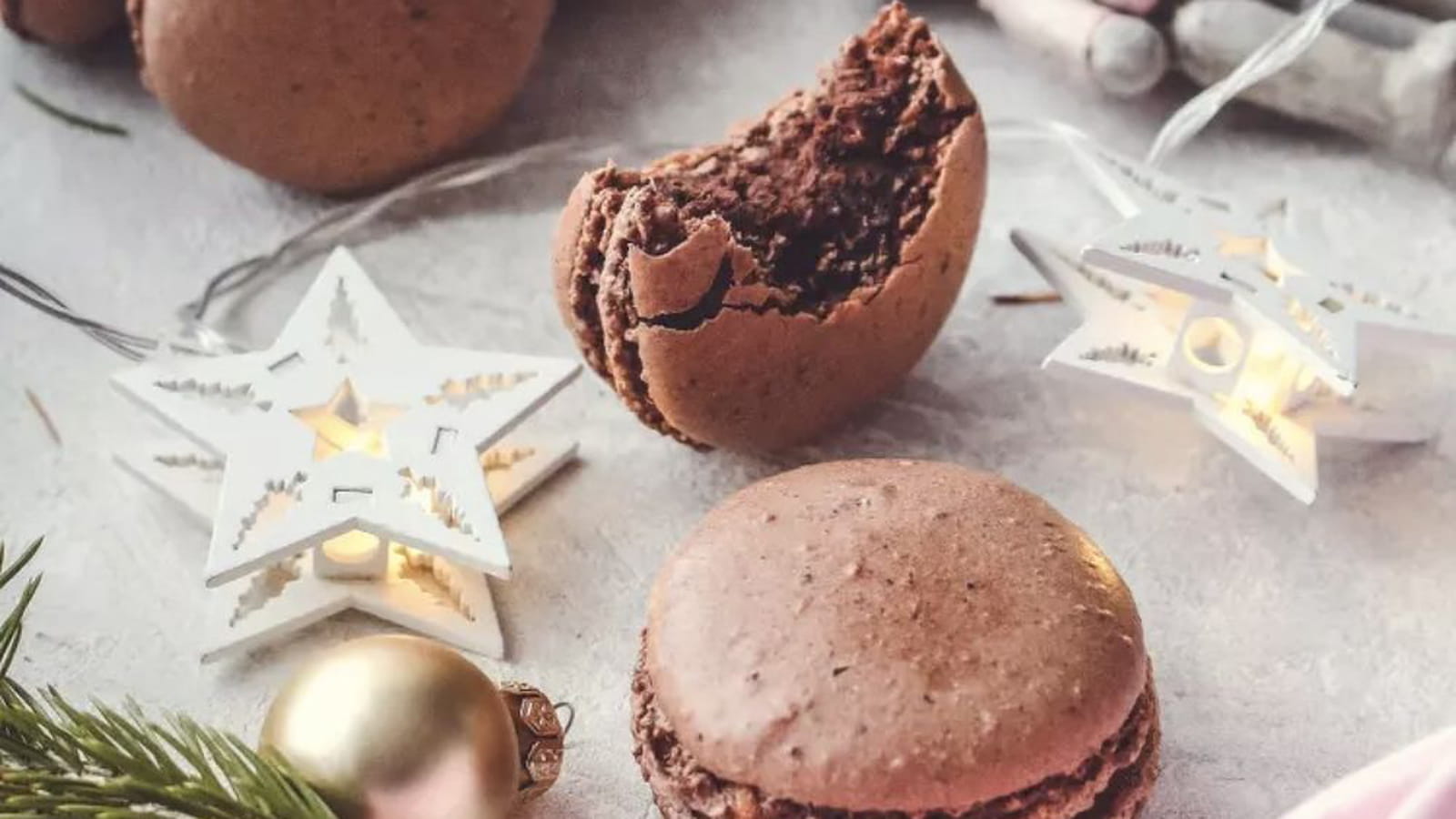 Macarons de Noël au chocolat, noisettes et Tonka