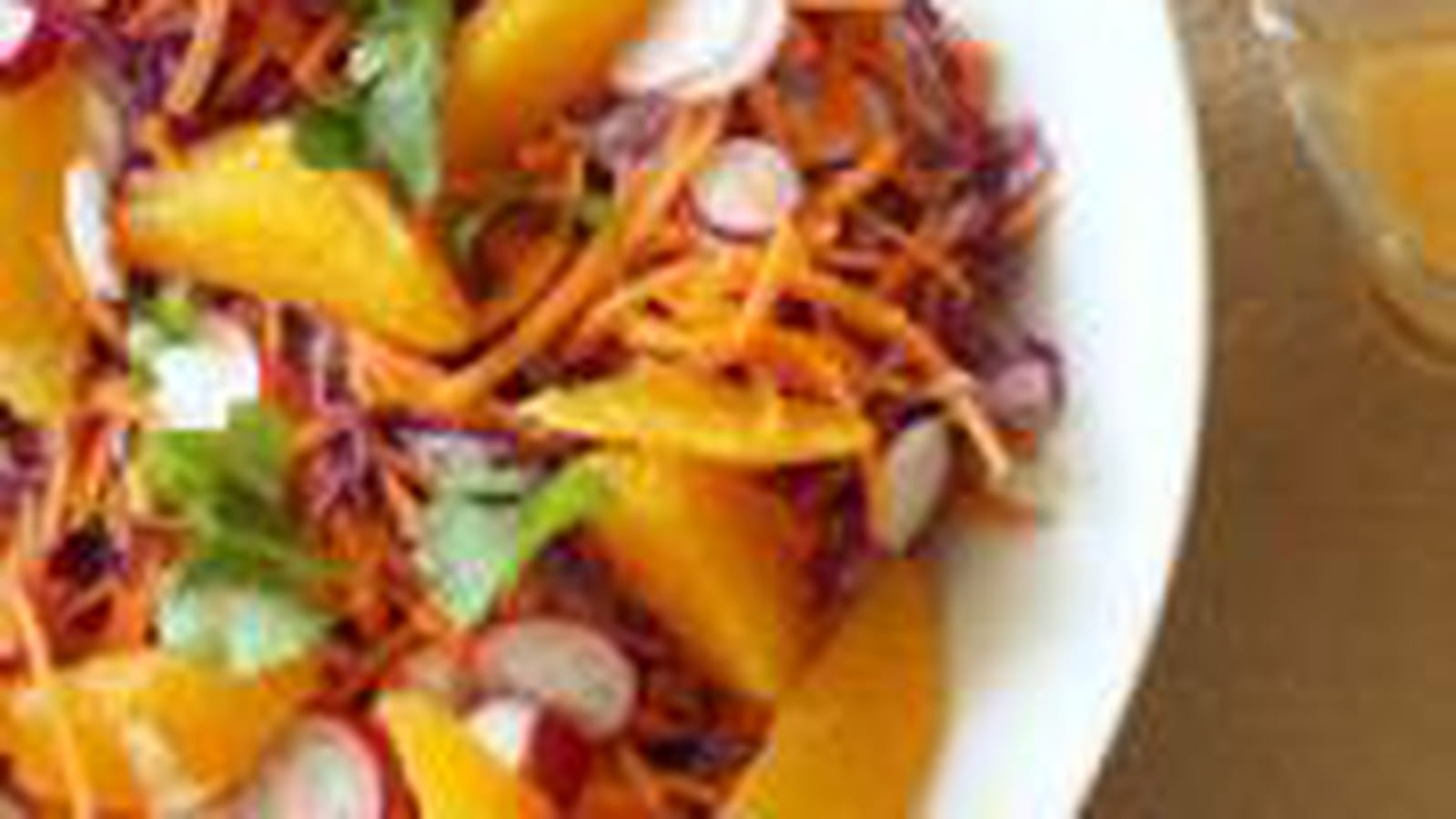 Salade au chou rouge, carottes, radis, orange et sa vinaigrette à la clémentine et au miel