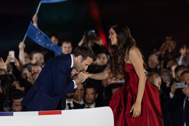 Emmanuel Macron et Farrah El Dibany, qui a chant&eacute; La Marseillaise au Champs-de-Mars le 22&nbsp;avril