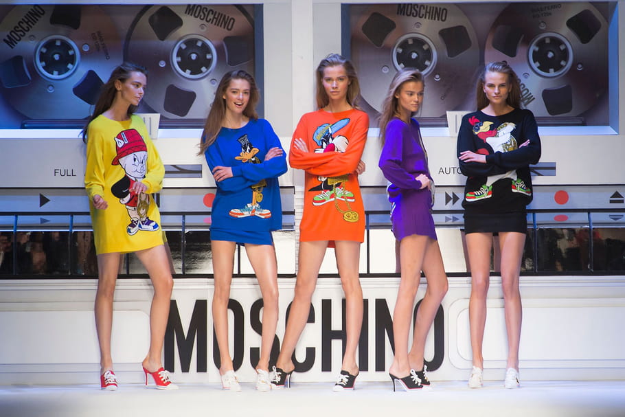 Défilé Moschino prêt-à-porter automne-hiver 2015-2016 : bling-bling, Looney Tunes et graffiti