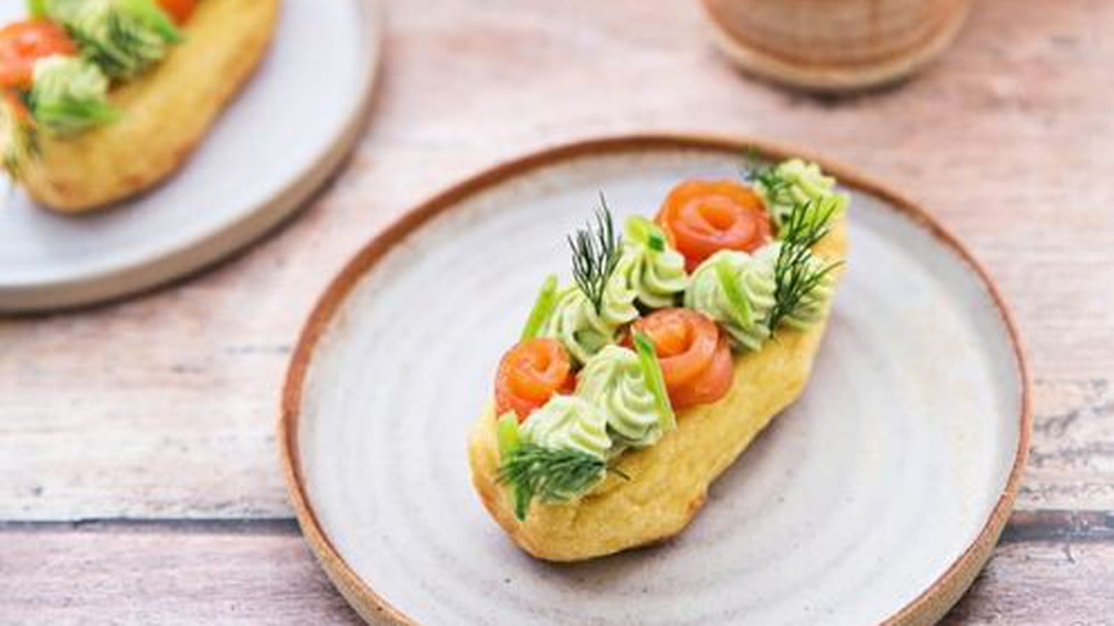 Quenelle revisitée façon éclair, guacamole et truite fumée