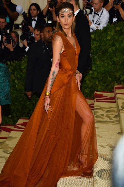 Paris Jackson en robe couleur brique pliss&eacute;e transparente