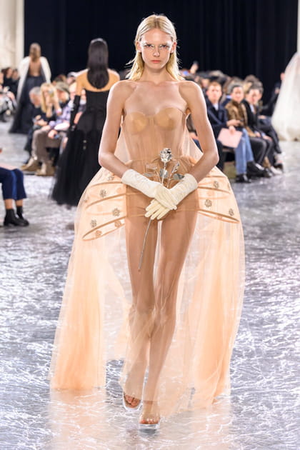 Combipantalon nude &agrave; tra&icirc;ne aper&ccedil;ue sur le d&eacute;fil&eacute; Jean Paul Gaultier par Simone Rocha