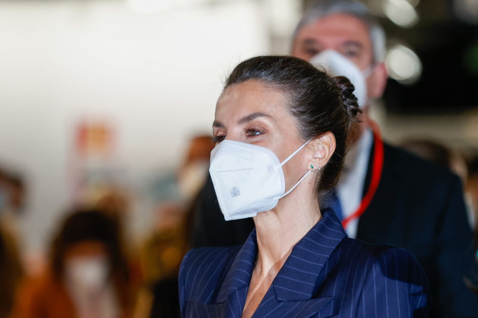 Le chignon haut tir&eacute; de Letizia d'Espagne