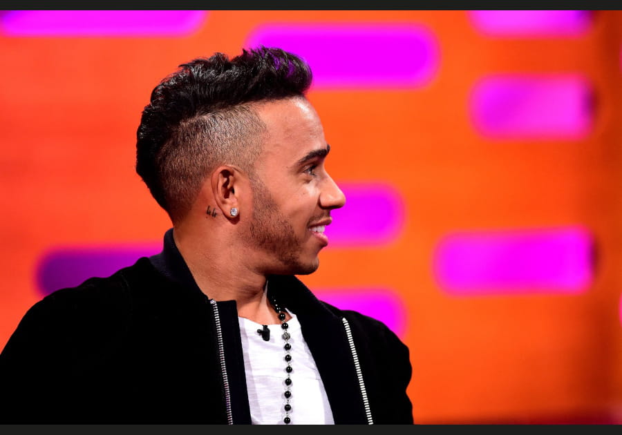 Les cheveux bruns fonc&eacute;s de Lewis Hamilton