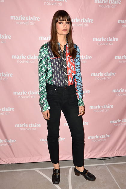 Clara Luciani en blouse imprimée et jean
