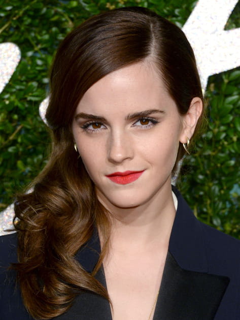 Emma Watson, sensuelle avec son one shoulder boucl&eacute;