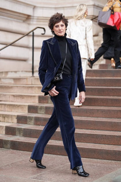 Inès de la Fressange en costume de velours et col roulé noir