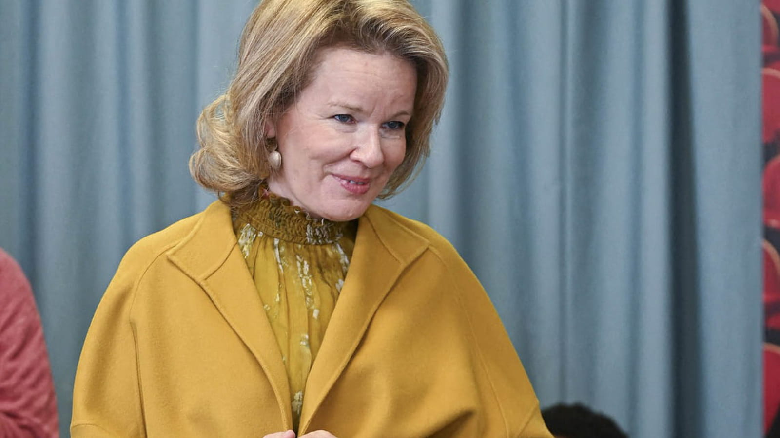 Mathilde de Belgique en blouse en crépon de soie imprimé