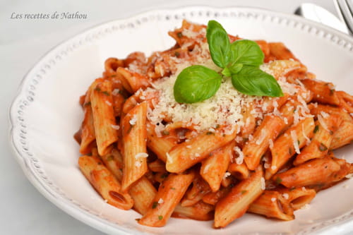 Pâte Penne à la tomate, mozzarella et basilic