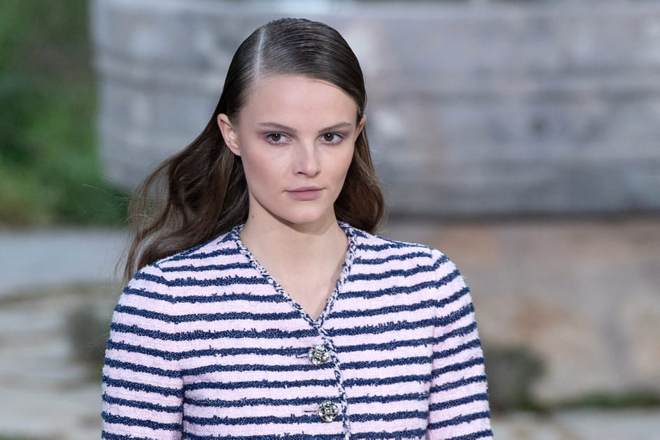 Les cheveux longs avec les racines plaqu&eacute;es