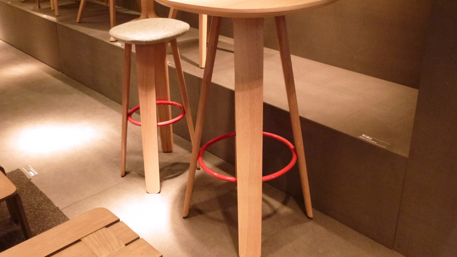 Mange debout et tabouret d'Alki