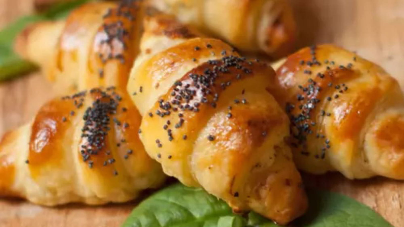 Croissants apéritifs au jambon, basilic et fromage frais : la recette facile