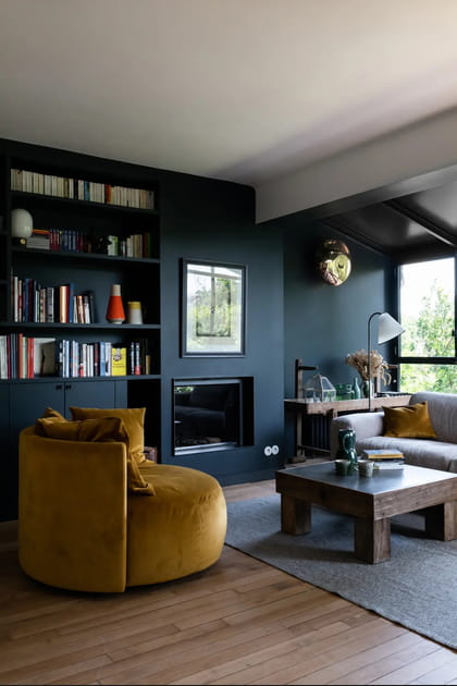 Un salon de couleur fonc&eacute; tout en modernit&eacute;